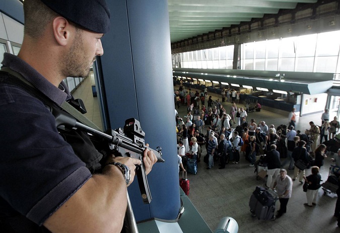 Словенац ушао у авион и претио бомбом!
